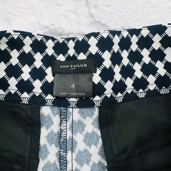 ANN TAYLOR Factory Shorts Woman's Size 4 Black White Geometric Dressy Casual - Picture 3 of 8